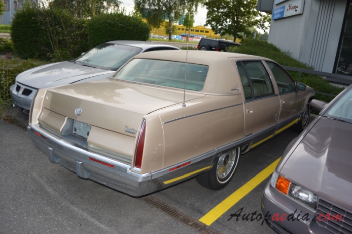 Cadillac Fleetwood 2nd generation 1993-1996 (1995 5.7L V8 LT1 Brougham limousine 4d), right rear view