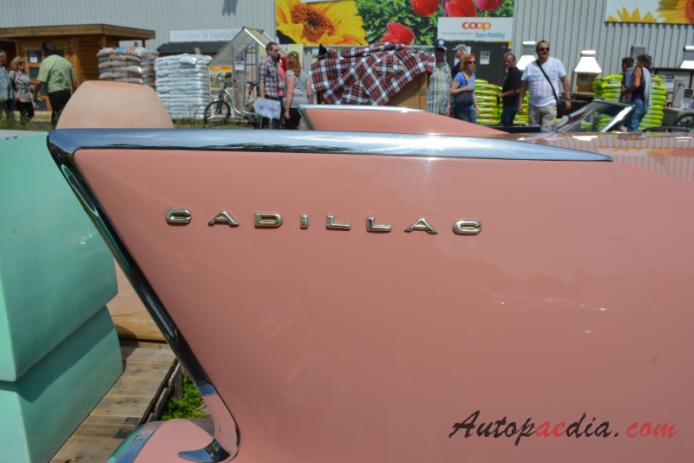 Cadillac Series 62 5. generacja 1957-1958 (1958 hardtop 2d), emblemat bok 