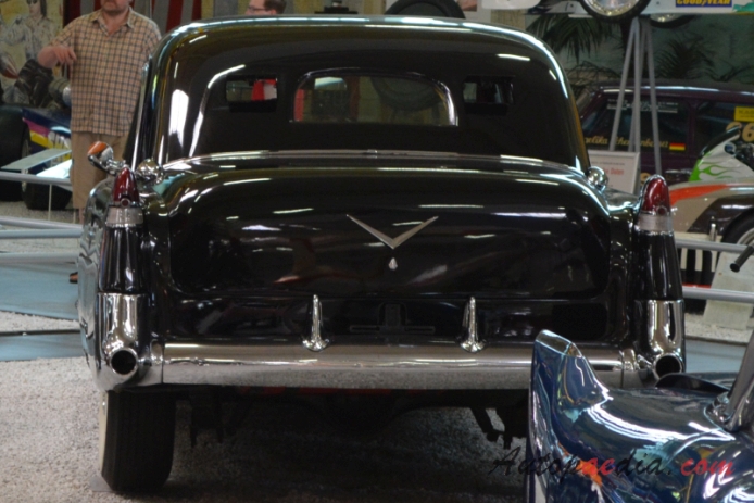 Cadillac Series 70 5. generacja 1954-1956 (1955 Cadillac Series 75 Fleetwood limuzyna 4d), tył