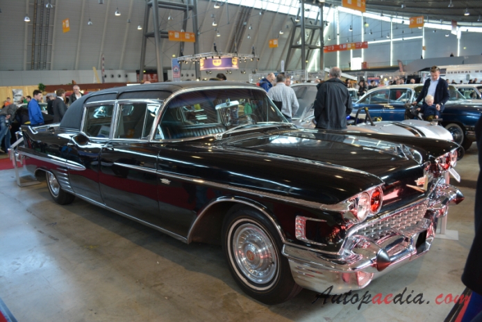 Cadillac Series 70 6. generacja 1957-1958 (1958 Cadillac Series 75 Fleetwood Derham Imperial Sedan 4d), prawy przód
