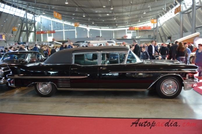 Cadillac Series 70 6. generacja 1957-1958 (1958 Cadillac Series 75 Fleetwood Derham Imperial Sedan 4d), prawy bok