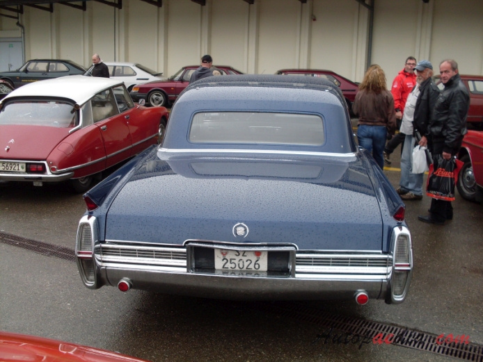 Cadillac Series 70 8. generacja 1961-1965 (1964 Cadillac Series 6700 Fleetwood limuzyna 4d), tył