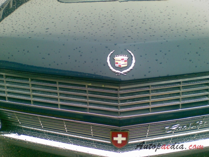 Cadillac Series 70 8. generacja 1961-1965 (1964 Cadillac Series 6700 Fleetwood limuzyna 4d), emblemat przód 