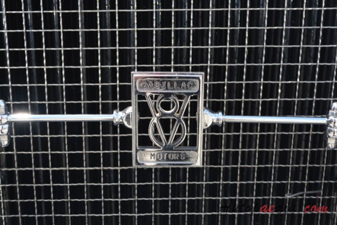Cadillac Series 341 1928-1929 (1929 Cadillac 341-B Imperial saloon 2d), front emblem  