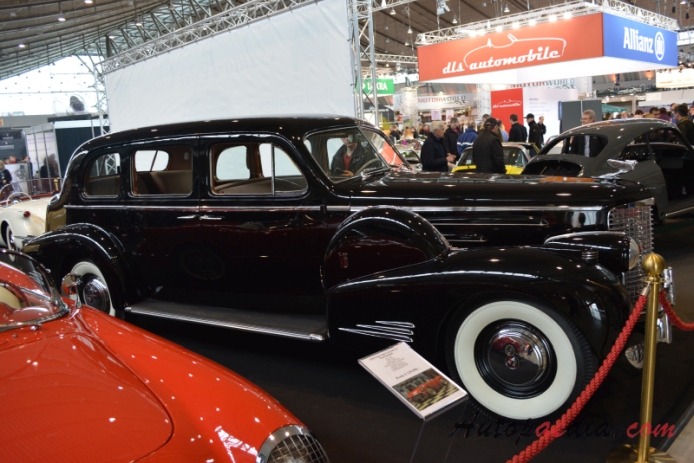 Cadillac Series 90 1930-1940 (1939 V16 Saloon 4d), prawy bok