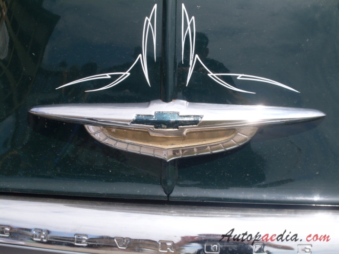 Chevrolet 1950 (Chevrolet DeLuxe Coupé 2d), emblemat przód 