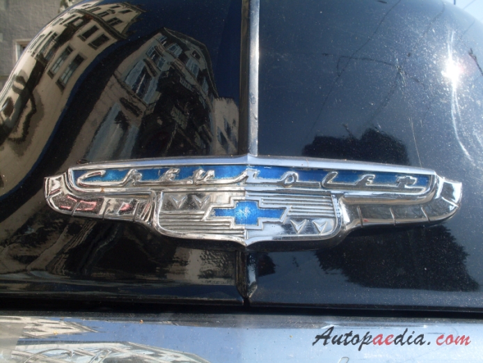 Chevrolet 1951-1952 (Chevrolet DeLuxe sedan 4d), emblemat przód 