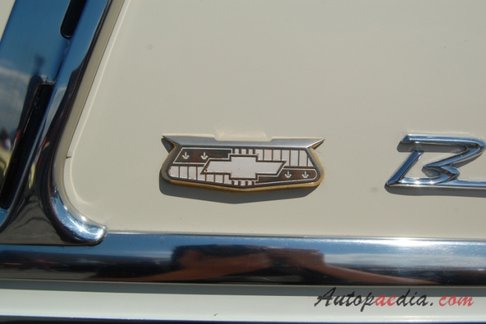 Chevrolet Bel Air 2. generacja 1955-1957 (1955 sedan 4d), emblemat bok 