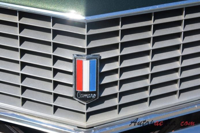 Chevrolet Camaro 2. generacja 1970-1981 (1974 Chevrolet Camaro typ LT Coupé 2d), emblemat przód 