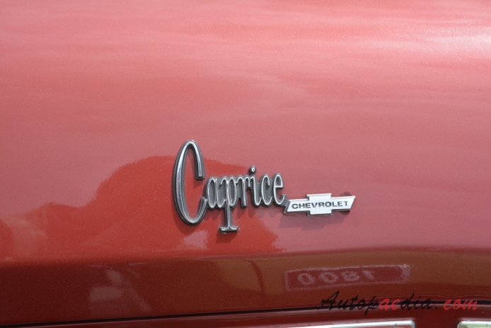 Chevrolet Caprice 2. generacja 1971-1976 (1975 Chevrolet Caprice kabriolet 2d), emblemat tył 