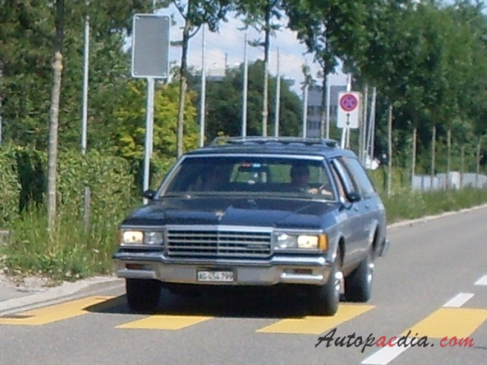 Chevrolet Caprice 3. generacja 1977-1990 (1981-1985 Chevrolet Caprice Classic station wagon 5d), lewy przód