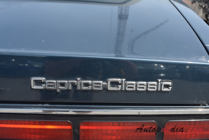 Chevrolet Caprice 3. generacja 1977-1990 (1987-1990 Chevrolet Caprice Classic Brougham LS sedan 4d), emblemat tył 