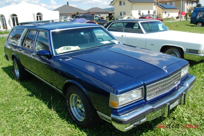 Chevrolet Caprice 3. generacja 1977-1990 (1988 Chevrolet Caprice Classic station wagon 5d), prawy przód