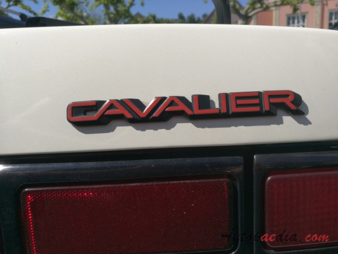 Chevrolet Cavalier 2. generacja 1988-1994 (1988 Chevrolet Cavalier Z24 2.8 Multiport FI kabriolet 2d), emblemat tył 