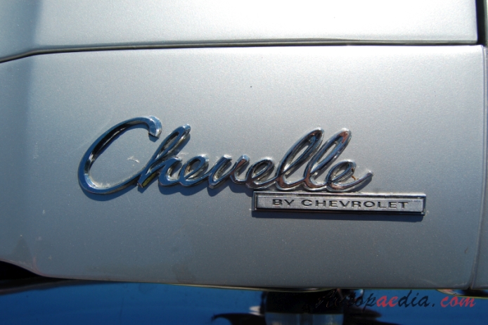 Chevrolet Chevelle 2. generacja 1967-1972 (1969 Chevrolet Chevelle 307 hardtop 4d), emblemat przód 