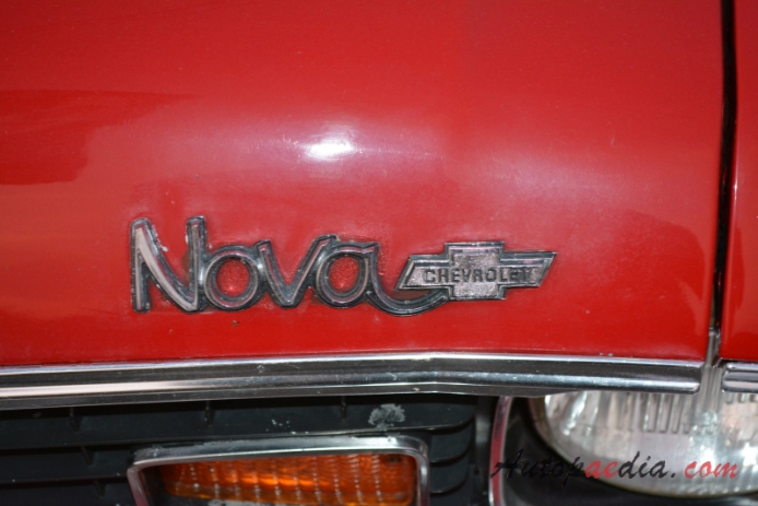 Chevrolet Chevy II 3. generacja (Chevrolet Nova) 1968-1974 (1973-1974 Chevrolet Nova Coupé 2d), emblemat przód 