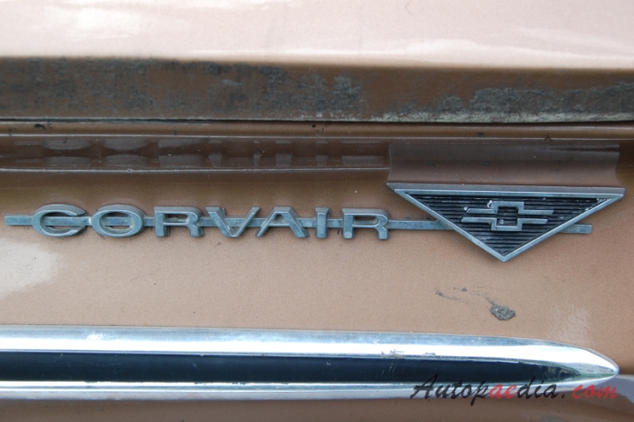 Chevrolet Corvair 1. generacja 1960-1964 (1962-1964 Chevrolet Corvair Monza 900 Turbo Coupé 2d), emblemat przód 