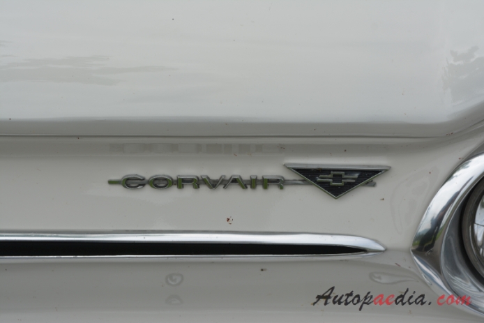 Chevrolet Corvair 1. generacja 1960-1964 (1962-1964 Chevrolet Corvair Monza kabriolet 2d), emblemat przód 