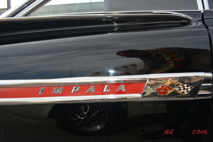 Chevrolet Impala 2. generacja 1959-1960 (1959 Chevrolet Impala Sport Coupé hardtop 2d), emblemat bok 