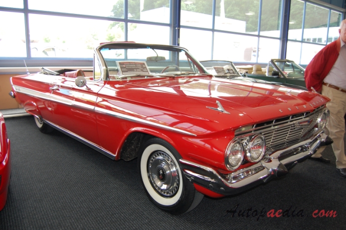 Chevrolet Impala 3rd generation 1961-1964 (1961 convetible 2d), right front view