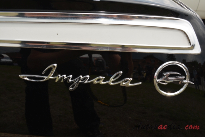Chevrolet Impala 3. generacja 1961-1964 (1962 Chevrolet Impala 283 hardtop 4d), emblemat bok 