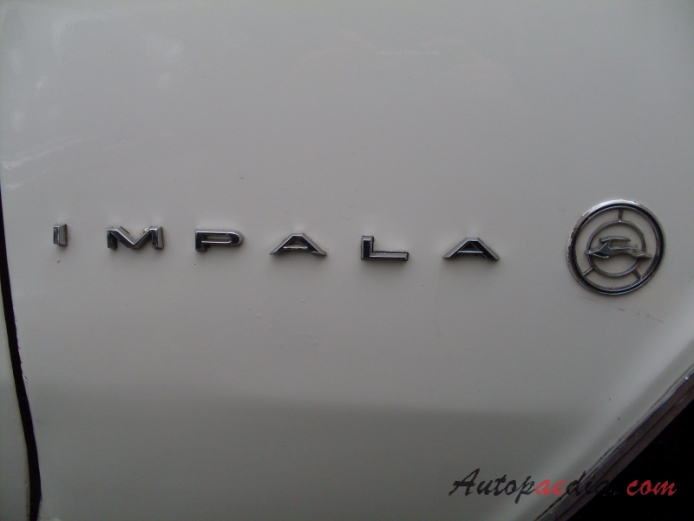 Chevrolet Impala 4. generacja 1965-1970 (1965 Chevrolet Impala 283 kabriolet 2d), emblemat bok 