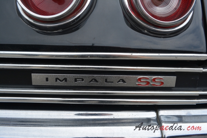 Chevrolet Impala 4. generacja 1965-1970 (1965 Chevrolet Impala SS 396 Turbo-Jet Super Sport Coupé hardtop 2d), emblemat tył 