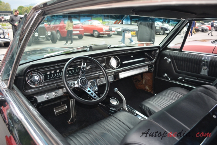 Chevrolet Impala 4. generacja 1965-1970 (1965 Chevrolet Impala SS 396 Turbo-Jet Super Sport Coupé hardtop 2d), wnętrze