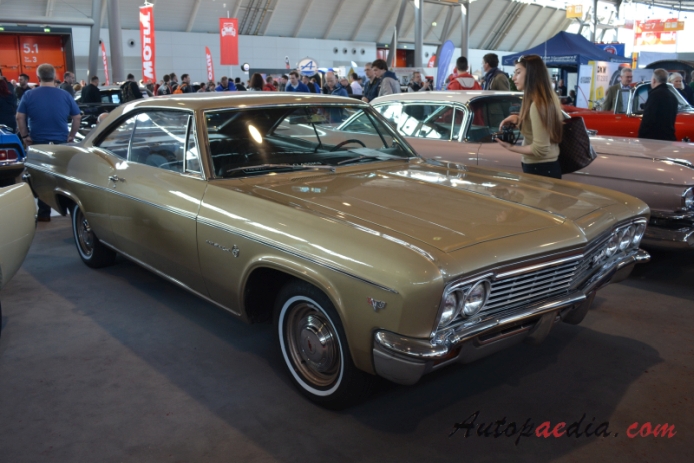 Chevrolet Impala 4. generacja 1965-1970 (1966 Chevrolet Impala Sport Coupé hardtop 2d), prawy przód