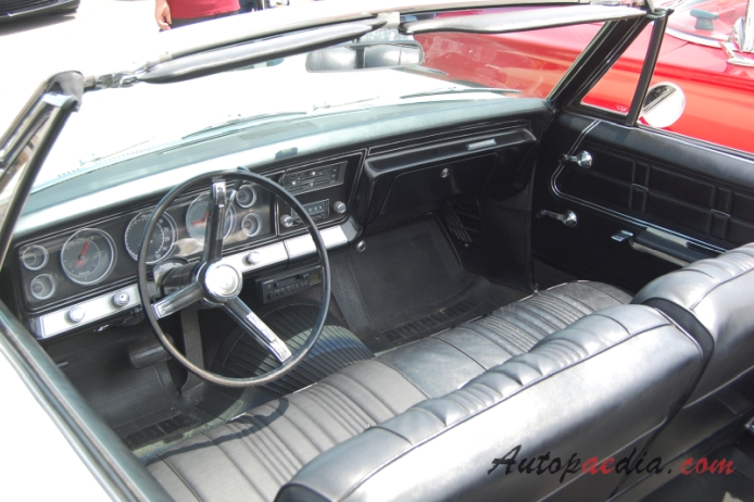 Chevrolet Impala 4. generacja 1965-1970 (1967 Chevrolet Impala 327 kabriolet 2d), wnętrze