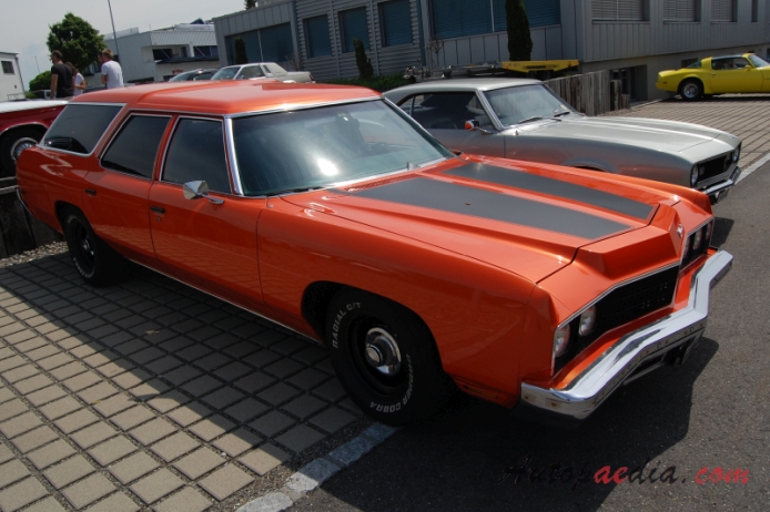 Chevrolet Impala 5th generation 1971-1976 (1973 Chevrolet Impala Kingswood Estate station wagon 5d), right front view