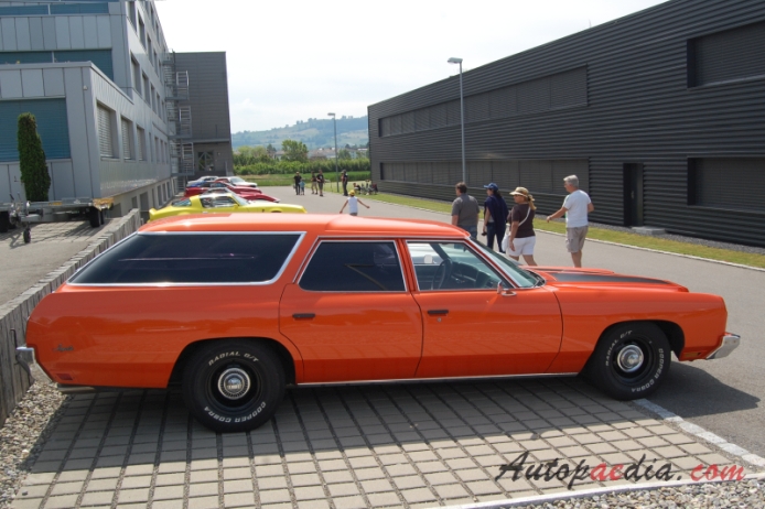 Chevrolet Impala 5. generacja 1971-1976 (1973 Chevrolet Impala Kingswood Estate station wagon 5d), prawy bok