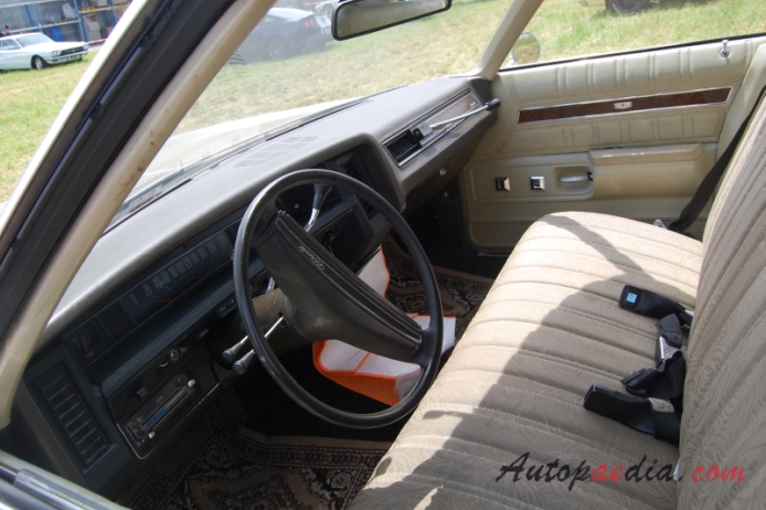 Chevrolet Impala 5. generacja 1971-1976 (1974 Chevrolet Impala 454 hardtop 4d), wnętrze