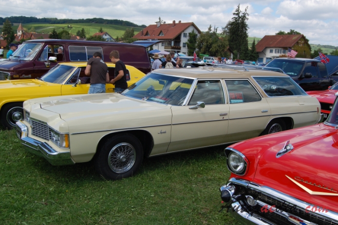 Chevrolet Impala 5. generacja 1971-1976 (1974 Chevrolet Impala Kingswood estate 5d), lewy przód