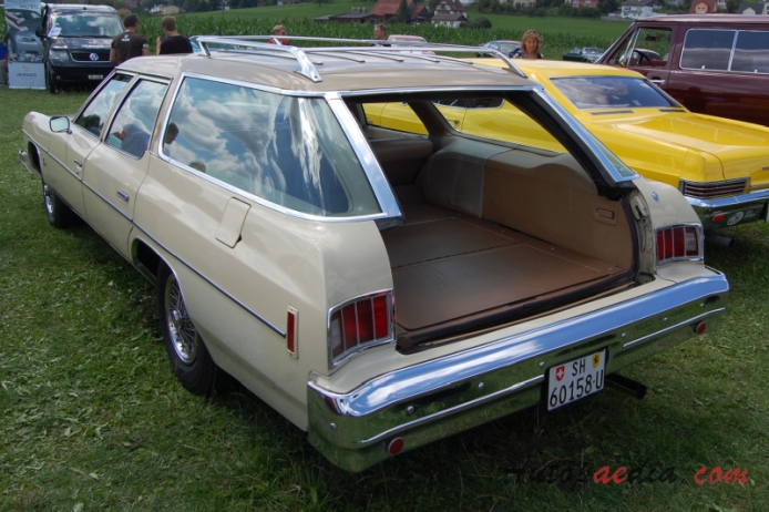 Chevrolet Impala 5. generacja 1971-1976 (1974 Chevrolet Impala Kingswood estate 5d), lewy tył
