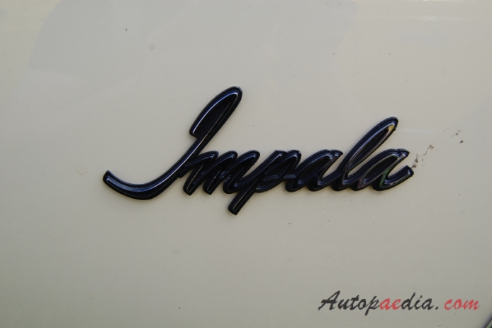Chevrolet Impala 5. generacja 1971-1976 (1974 Chevrolet Impala Kingswood estate 5d), emblemat bok 