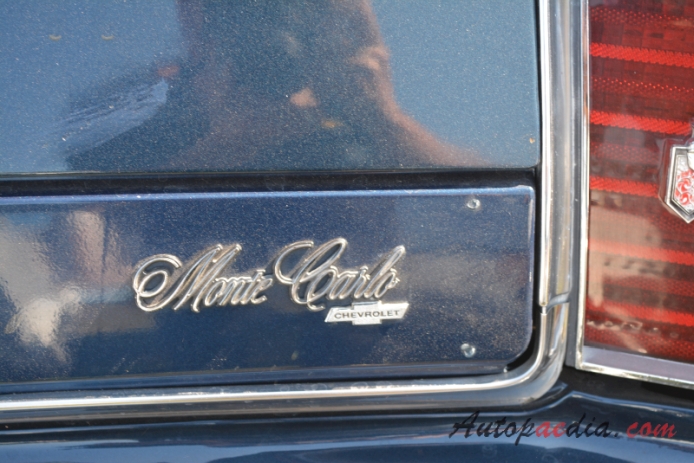 Chevrolet Monte Carlo 2. generacja 1973-1977 (1974 Coupé 2d), emblemat tył 