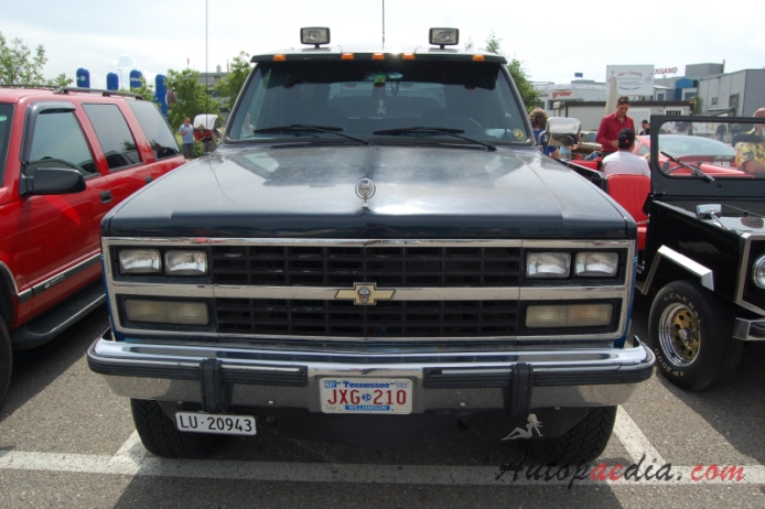 Chevrolet Suburban 7. generacja 1973-1991 (1989-1991 Chevrolet Suburban 1500 fuel injection 4x4 SUV 5d), przód