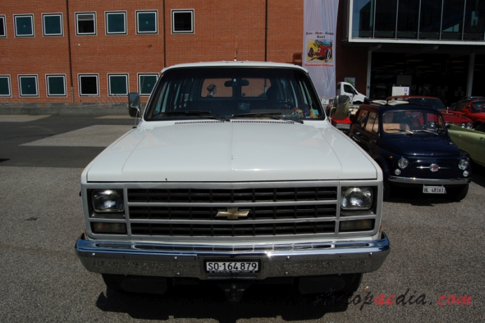 Chevrolet Suburban 7. generacja 1973-1991 (1989-1991 Chevrolet Suburban 1500 fuel injection 4x4 SUV 5d), przód