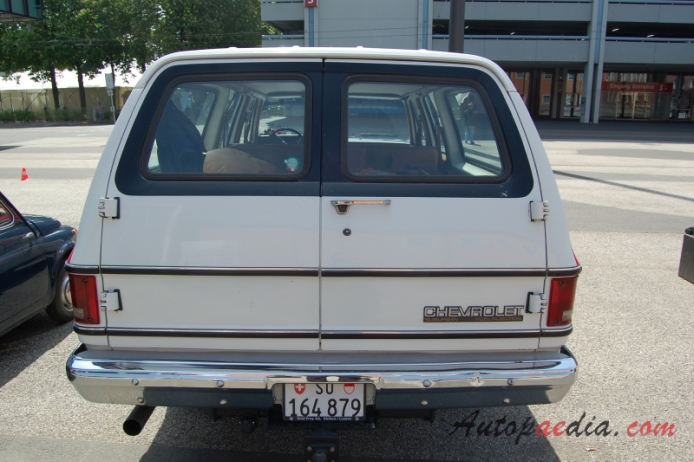 Chevrolet Suburban 7. generacja 1973-1991 (1989-1991 Chevrolet Suburban 1500 fuel injection 4x4 SUV 5d), tył
