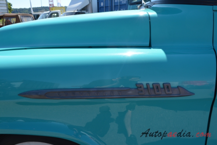 Chevrolet Task Force 1955-1959 (1956 Chevrolet 3100 pickup 2d), emblemat bok 