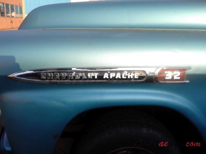 Chevrolet Task Force 1955-1959 (1959 Chevrolet Apache 32 Fleetside pickup 2d), emblemat bok 