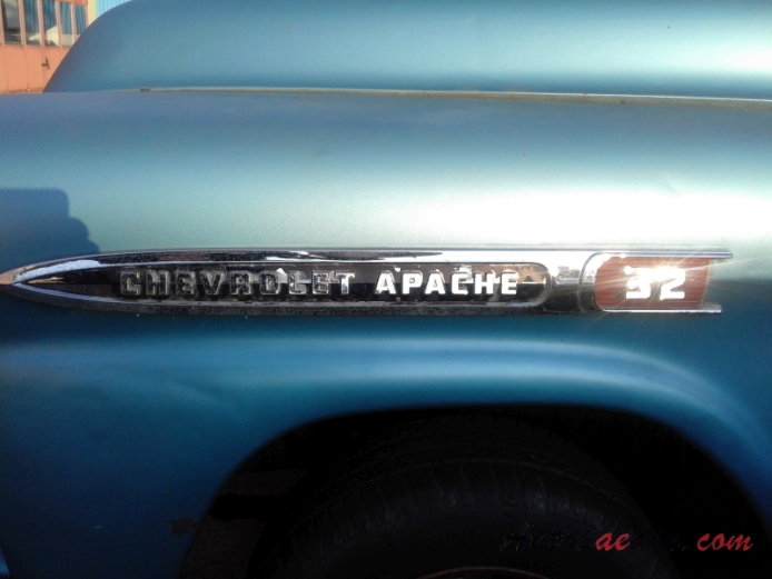 Chevrolet Task Force 1955-1959 (1959 Chevrolet Apache 32 Fleetside pickup 2d), emblemat bok 