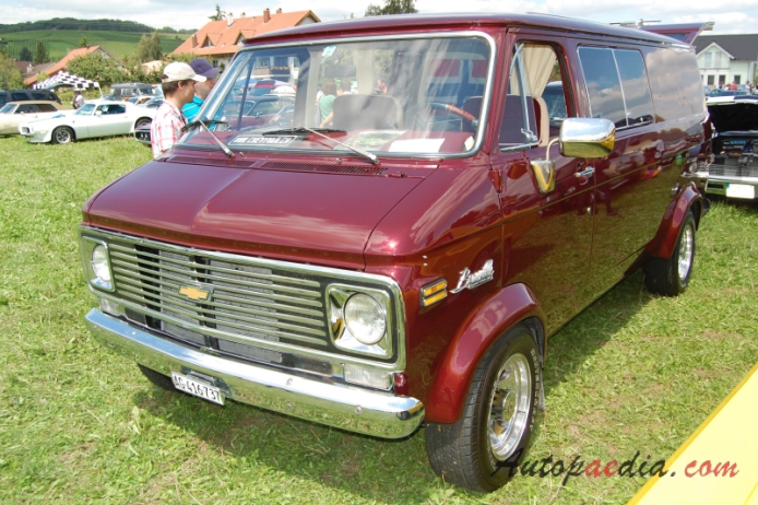 Chevrolet Van 3. generacja 1971-1996 (1973 Chevrolet Beauville Sportvan 30 van 4d), lewy przód