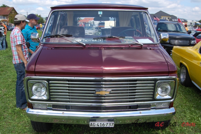 Chevrolet Van 3. generacja 1971-1996 (1973 Chevrolet Beauville Sportvan 30 van 4d), przód