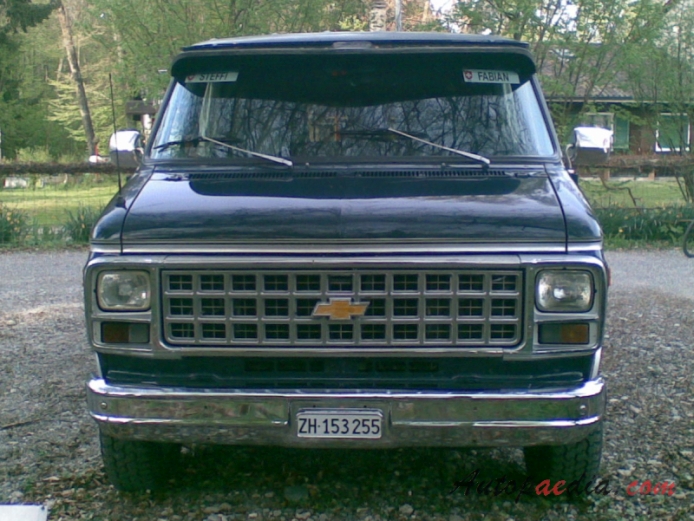 Chevrolet Van 3. generacja 1971-1996 (1980-1982 Chevy Van 20 przeróbka van 4d), przód