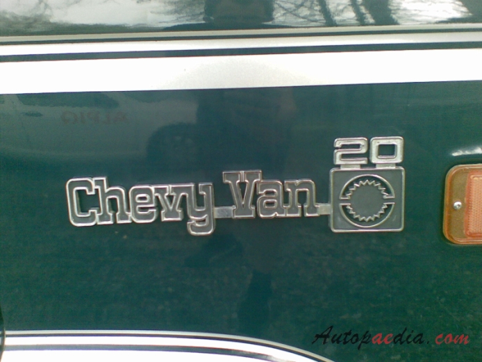 Chevrolet Van 3. generacja 1971-1996 (1980-1982 Chevy Van 20 przeróbka van 4d), emblemat bok 