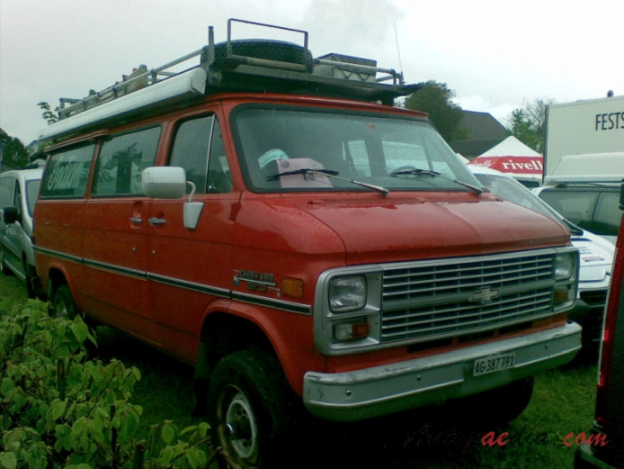 Chevrolet Van 3. generacja 1971-1996 (1983-1991 Chevy Van 30 wóz strażacki 4d), prawy przód