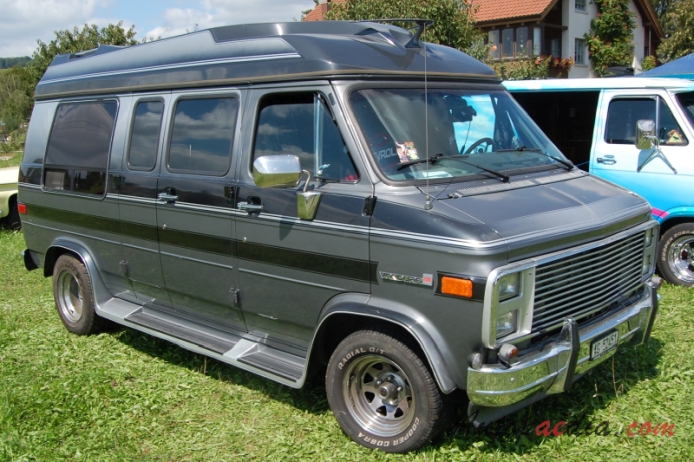 Chevrolet Van 3. generacja 1971-1996 (1990 GMC VanDura 2500 przeróbka van 4d), prawy przód