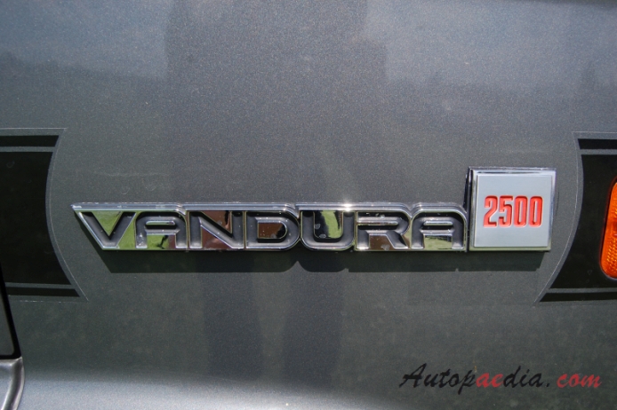 Chevrolet Van 3. generacja 1971-1996 (1990 GMC VanDura 2500 przeróbka van 4d), emblemat bok 